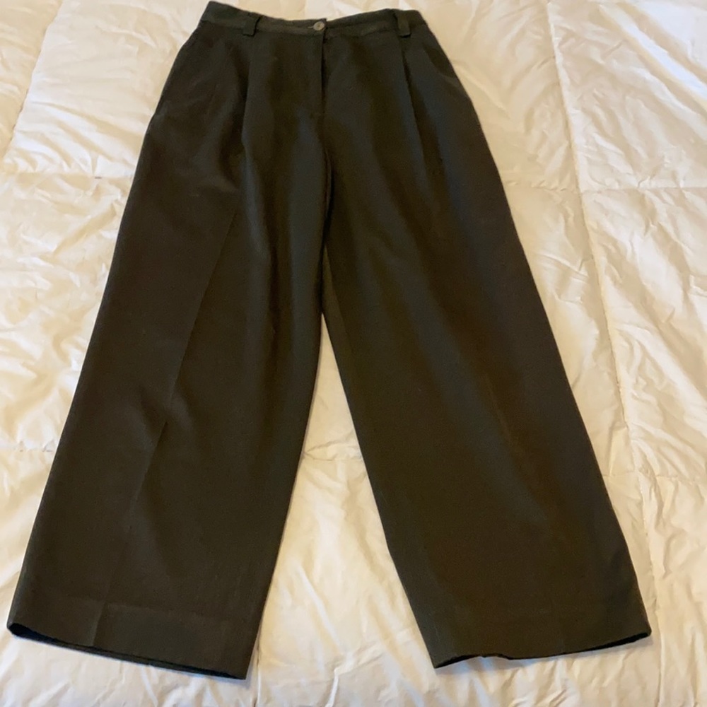 Cropped green trousers